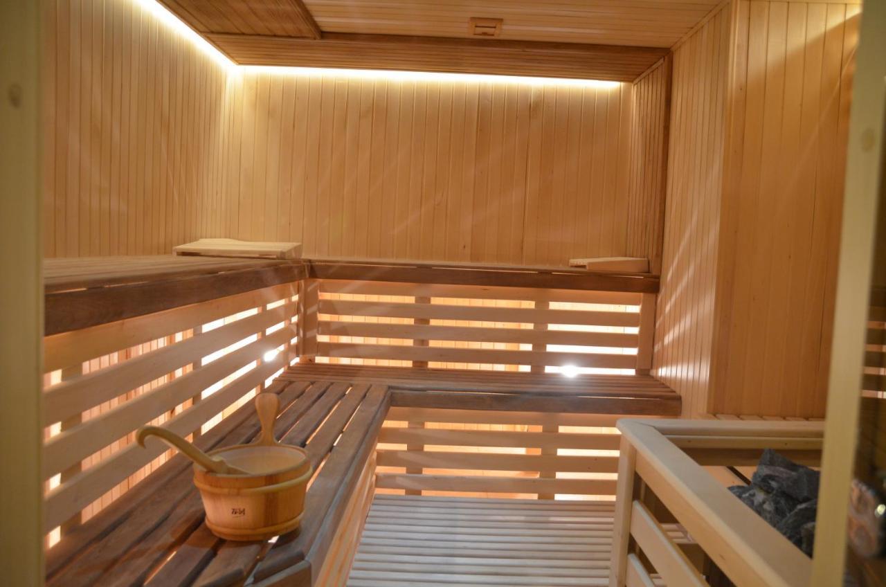 Allureinn Hotel And Spa 체르니우치 외부 사진