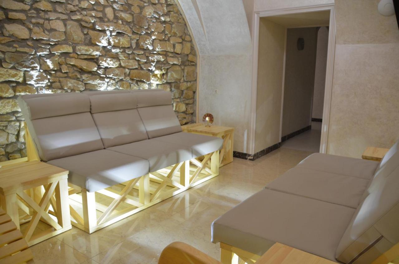 Allureinn Hotel And Spa 체르니우치 외부 사진