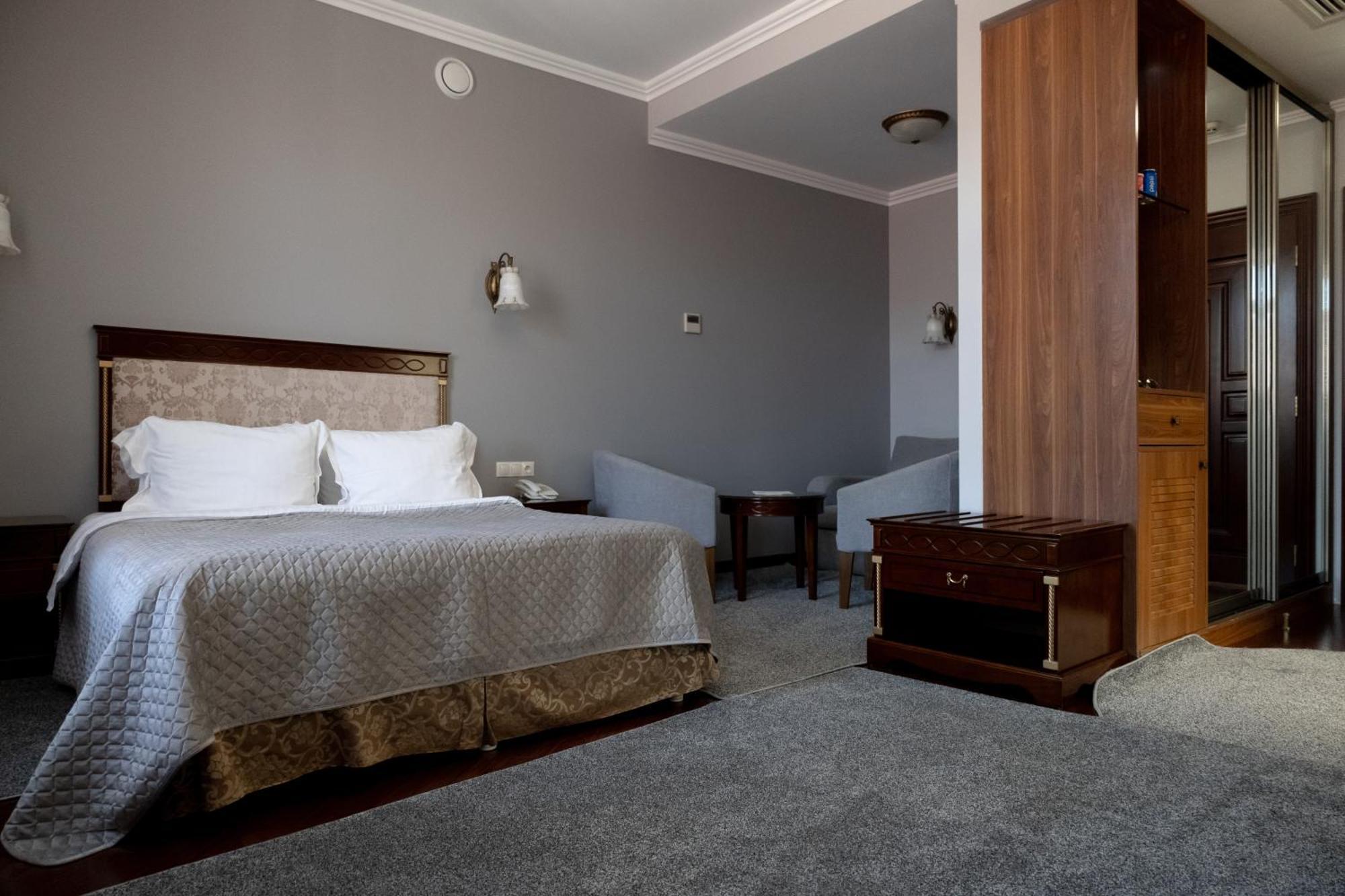 Allureinn Hotel And Spa 체르니우치 외부 사진