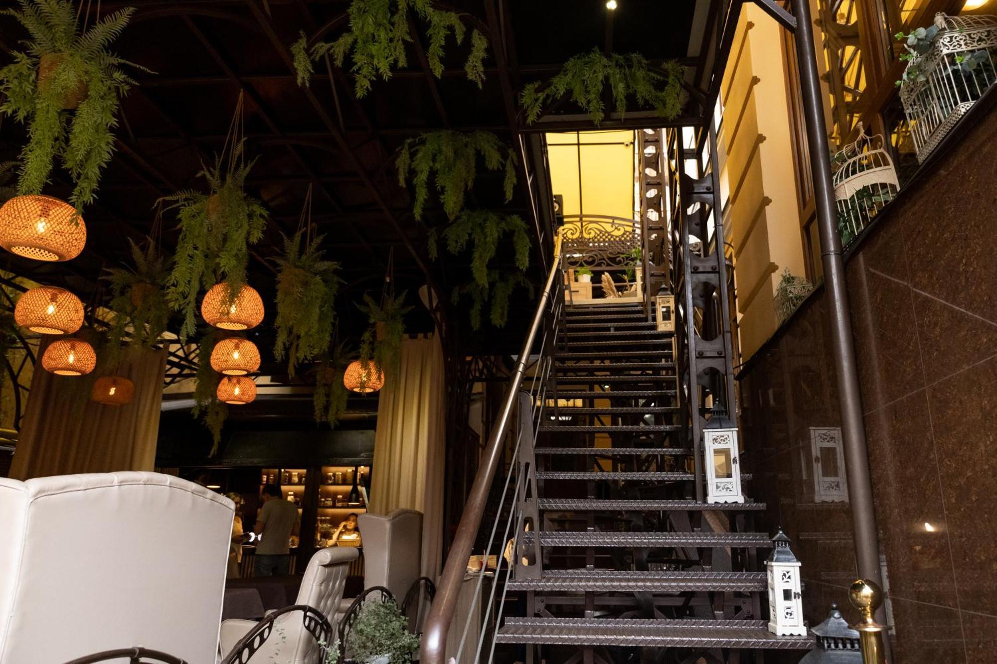 Allureinn Hotel And Spa 체르니우치 외부 사진