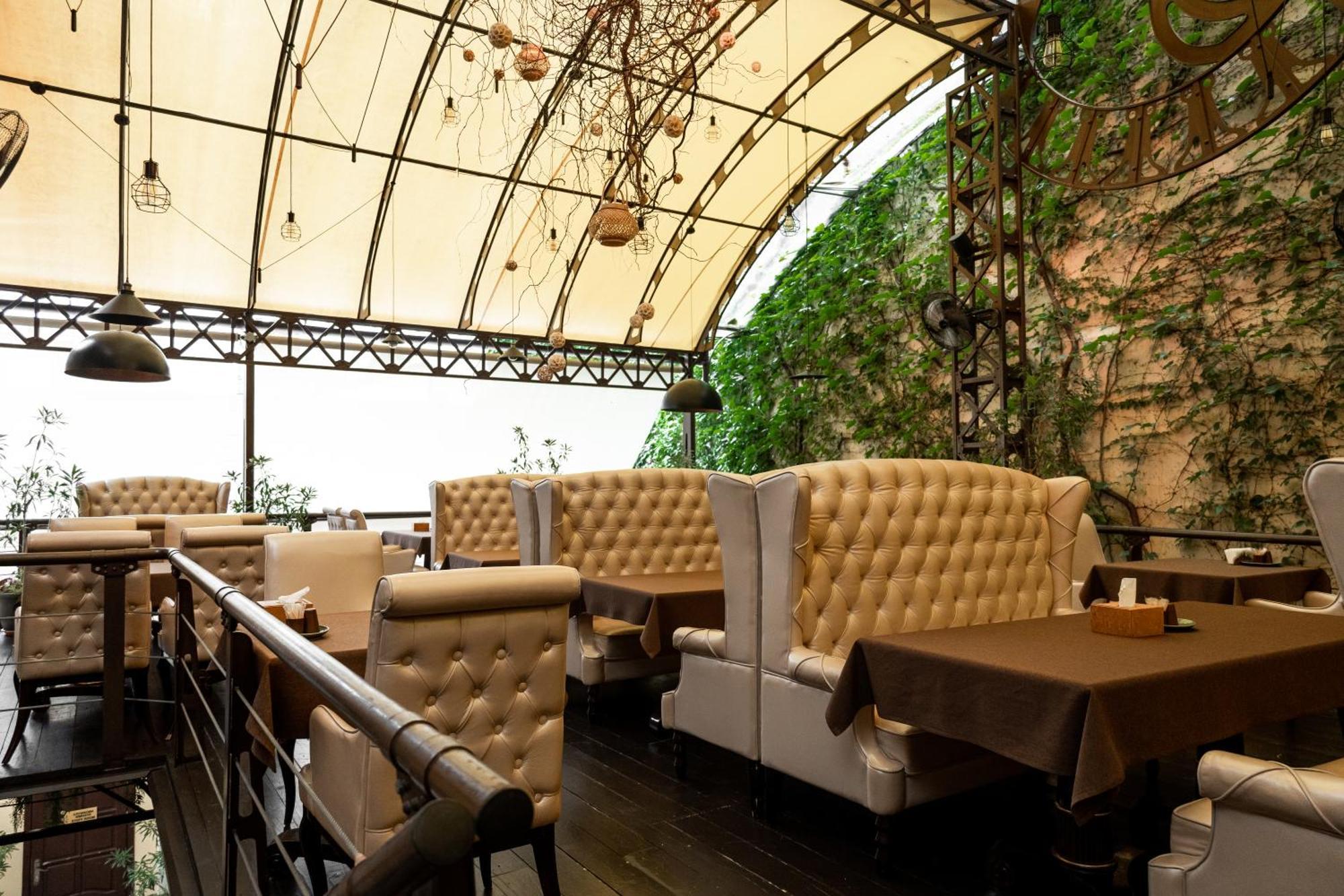 Allureinn Hotel And Spa 체르니우치 외부 사진