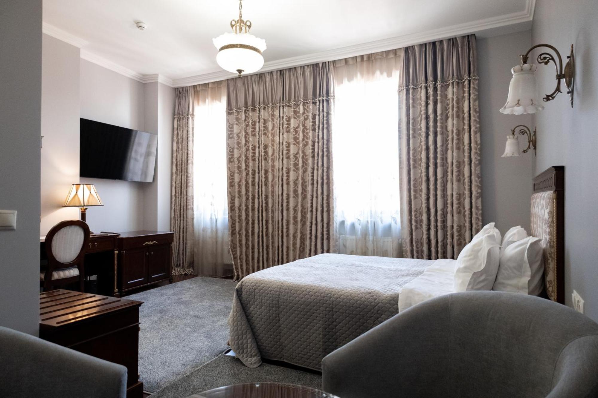 Allureinn Hotel And Spa 체르니우치 외부 사진