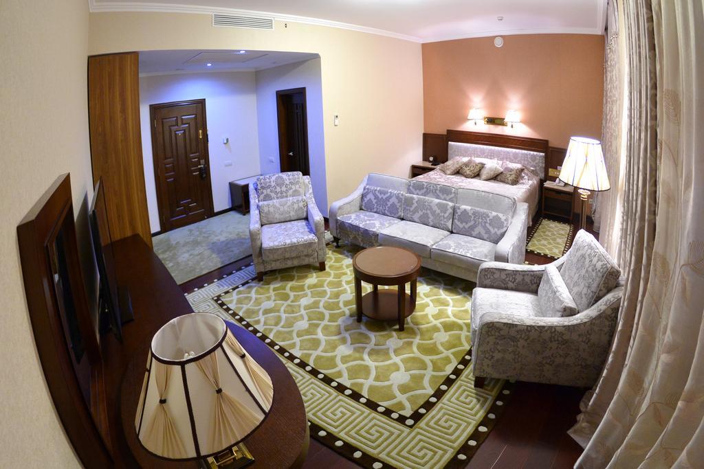 Allureinn Hotel And Spa 체르니우치 외부 사진