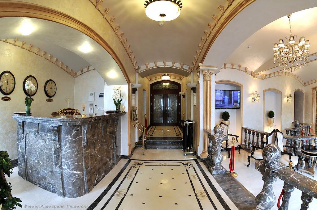 Allureinn Hotel And Spa 체르니우치 외부 사진