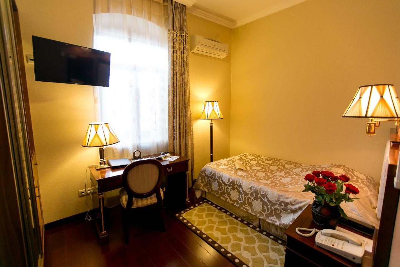Allureinn Hotel And Spa 체르니우치 외부 사진